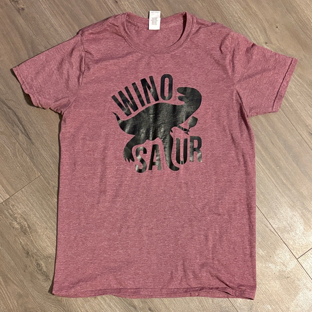 Women’s Gilden dinosaur wine Maroon Graphic T-Shirt medium short sleeve